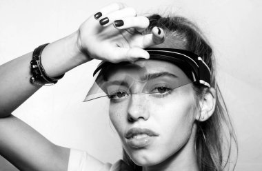 Kadın yüzü. Güneşliği olan güzel moda kızı.