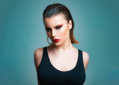 Güzel bir kadının portresi. Kadın yüzünün güzel portresi. Seksi kadın yüzü, şehvetli güzellik mankeni.