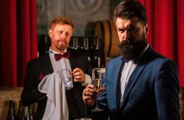 Professionele Barman Een Man Bar Cocktails Maken Nachtclub Klanten Service — Stockfoto
