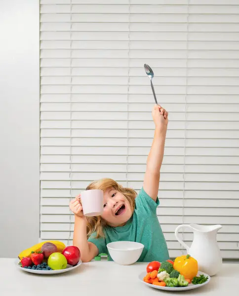 Смешно Взволнованный Изумленный Мальчик Завтракает Молоко Овощи Фрукты — стоковое фото