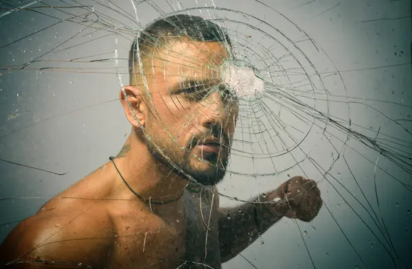 Gangster Man Rozbité Sklo Připraven Boji Boxování Síla Moc Hispánský — Stock fotografie