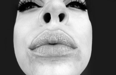 Dudakları parlak rujla boyayın. Kadın ruju. Yakın plan komik kirli dudak.