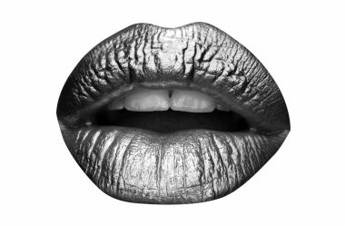 Lüks altın dudaklar makyaj. Altın rujlu altın dudaklar. Seksi kızın dudaklarında altın boya. Şehvetli kadın ağzı, izole bir arka plan.