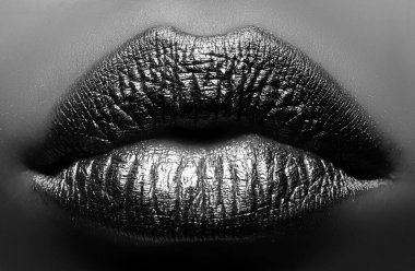 Seksi dudaklar. Yakından bakınca seksi, güzel, altın dudaklı, izole bir kadın. Altın ruj