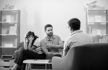 Aile içi sorunları sosyal hizmetler görevlisi ya da aile psikologu ile tartışan bir çift. Çift psikoloğa aile sorunlarını anlatıyor.