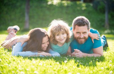 Anne, baba ve oğul yaz parkında eğleniyorlar.