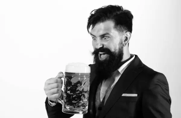 Αστείος Ενθουσιασμένος Άντρας Κλασσικό Κοστούμι Που Κρατάει Ποτήρι Μπύρα Στο — Φωτογραφία Αρχείου