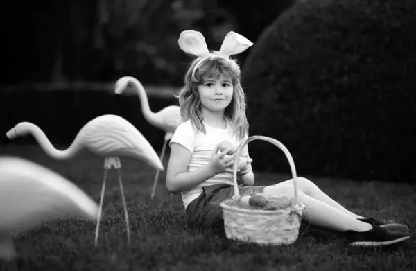 Tavşan Çocuk Tavşan Kulaklı Çocuk Dışarıda Paskalya Yumurtası Avlıyor Çocuk — Stok fotoğraf