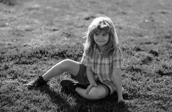 Sommer Kinder Outdoor Portrait Glückliches Kind Das Auf Dem Rasenplatz — Stockfoto