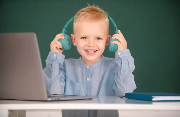 Dítě Chlapec Sluchátkách Studovat Line Dítě Sluchátkách Mít Internetovou Lekci — Stock fotografie