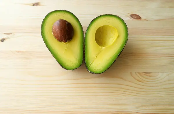Половина Авокадо Сырые Фрукты Здоровой Зеленой Пищи Авокадо Деревянном Фоне — стоковое фото