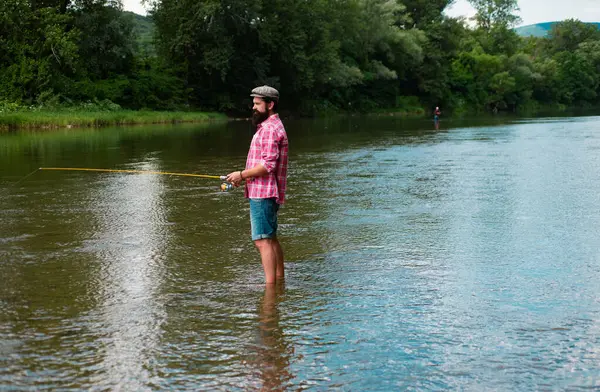 Angeln Hobby Und Sommerwochenende Bärtige Männer Fischen Mit Angel Und — Stockfoto