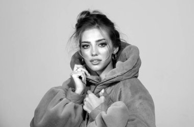 Sonbahar ceketli modacı kadın. Genç güzel kadın yüzü