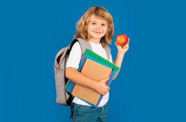 Öğrenci portresi, mavi izole edilmiş stüdyo geçmişi üzerine kitap tutuyor. Okul ve eğitim kavramı. Okula geri dön.