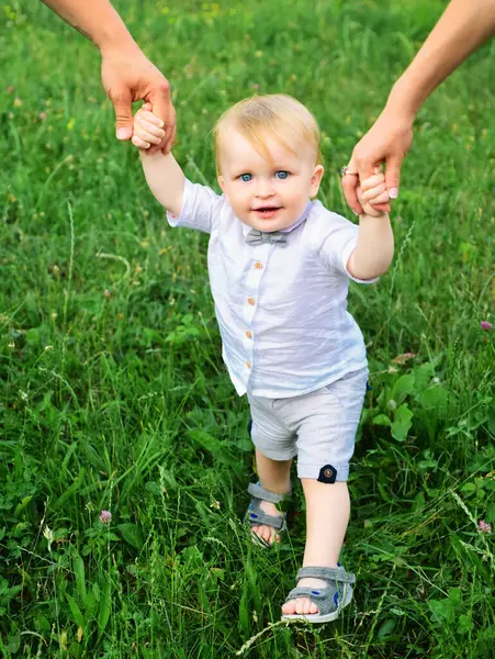 Foreldrene Tar Hånd Det Første Skrittet Babyen Leker Grønt Gress – stockfoto