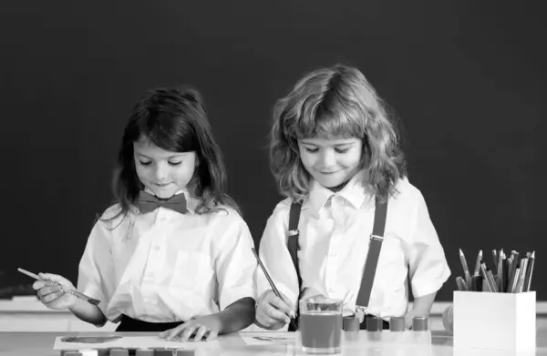 Erken Dönem Sanat Zanaat Eğitimi Alan Çocuklar Sınıfta Karatahta Arka — Stok fotoğraf