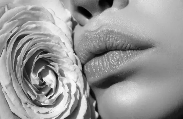 Закройте Сексуальные Женщины Естественные Губы Красивые Красные Розы Губы Помадой — стоковое фото