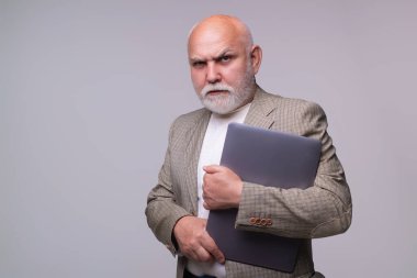 Profesör. Yaşlı bir adamın dizüstü bilgisayarı var. 60 'ların iş adamı Gri Stüdyo' nun arka planında izole edilmiş bir laptop kullanıyor. Laptop bilgisayarına bağlanmış yetişkin bir adam. Dizüstü bilgisayarda çalışan kıdemli adam.