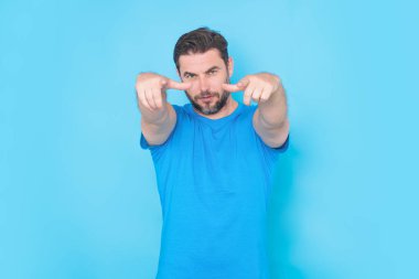 İşaret parmağı seni işaret ediyor. Nokta seni. Seni işaret eden mutlu yakışıklı adam, izole edilmiş mavi arka plan. Heyecanlı adam sana harika bir fikir gösterdi. Mavi tişörtlü adam seni işaret ediyor.