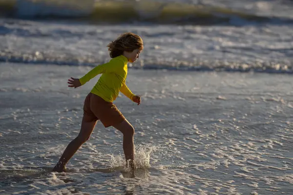 Niño Corriendo Jugando Playa Tropical Día Verano Kid Disfrutar Actividad — Foto de Stock