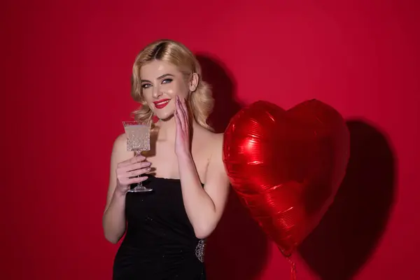Joven Hermosa Mujer Sexy Beber Champán Día San Valentín Corazón —  Fotos de Stock
