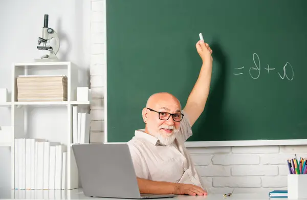 Senior Teacher Classroom Blackboard Background Old Professor High School University — Stock Photo, Image