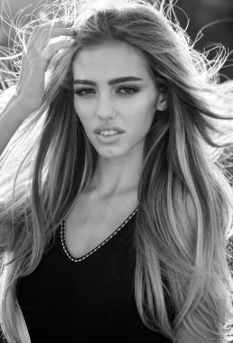 Güzel kadın yüzü. Uzun sağlıklı saçlı mayo inanılmaz genç kadın