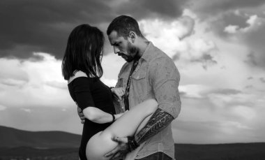 Cinsel olarak aktif çiftler. Aşıklar romantik anlar yaşıyor. Sevişmek üzere olan bir çift. Seksten önce giriş