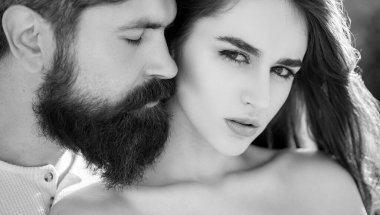 Aşık bir çift için kucaklaş ve öp. Genç aşıklar çifti. Güzel genç şehvetli kadın sevgi adam seviyorum. Şehvetli kız ön sevişme sırasında erkek arkadaşı okşama veya sevişme ile inleme