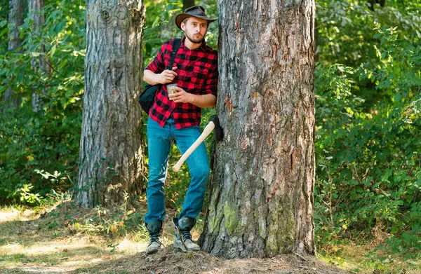Brennholz Als Erneuerbare Energiequelle Holzfäller Mit Axt Auf Waldhintergrund Entwaldung — Stockfoto