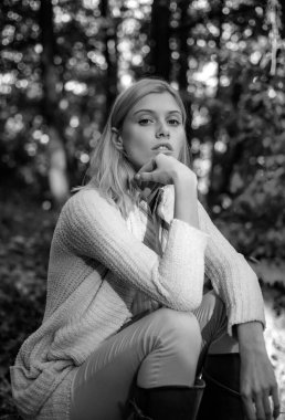 Sonbahar kadını. Sonbahar ve yaprak sonbahar Dreams. Sonbahar Giyim ve renk trendleri. Sonbahar moda trendi