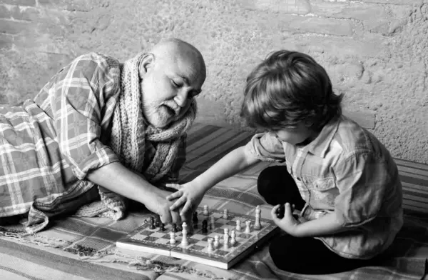 Kluk Hrající Šachy Šachová Figurka Koncepce Dědečka Vnuka — Stock fotografie