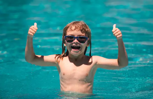 孩子们在游泳池里活动 孩子们在水里游泳和玩耍 快乐的孩子们和夏天 小男孩在游泳池里游泳 — 图库照片