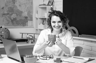 Öğretmen sınıfta yemek yiyor. Öğle yemeği vakti. Eğitim konsepti. Çalış ve öğren.