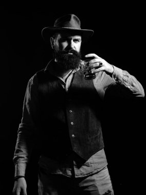 Alkol bağımlılığı varken votka dolduran mutsuz bir adam. Alkolik alkol. Bardaktan alkol içen adam.