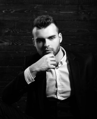 Bu sorunla ilgilenmem gerekiyor. Klasik takım elbiseli adam. İşler güvenli. Yakışıklı, ciddi bir erkek modelin portresi. Hırs ve bireysellik, başarı. İş adamıyım. Geleceği düşünmek.