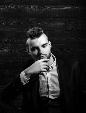 İş elbisesi ceketli düşünceli bir adam. Klasik takım elbiseli adam. İşler güvenli. Yakışıklı, ciddi bir erkek modelin portresi. Hırs ve bireysellik, başarı. Ofis hayatı. Sorunu var..