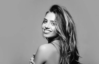 Gülümseyen zarif kadının moda sanat stüdyosu portresi. Parlak makyaj ile güzel kadın model Glamor moda portre. Kozmetoloji. Güzellik sağlıklı cilt. Yüksek moda görünüm