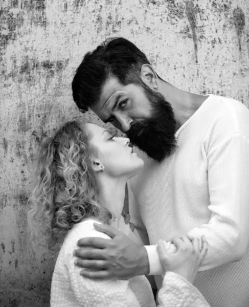 Romantyczny Portret Zakochanej Pary Zmysłowej Pocałujcie Się Nawzajem Ciesząc Się — Zdjęcie stockowe