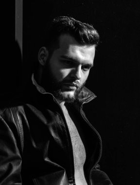 Kameraya bakan şık yakışıklı adam, modacı adam. Zarif giyinmiş seksi erkek manken, erkek modası.