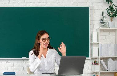 Lise ya da üniversitede ders veren gülümseyen kız öğrenci, okulda çevrimiçi öğrenim, uzaktan eğitim