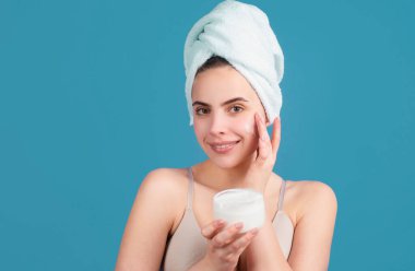 Kozmetik ürünler. Yüz maskesi, spa güzellik tedavisi, cilt bakımı. Kadın yüz bakımı. Temiz ciltli güzel bir genç kadın. Doğal çıplak makyajlı güzellik modeli portresi.