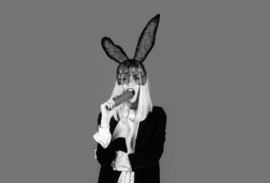 Komik tavşan kız Paskalya günü. Mutlu Paskalya ve tatil. Bir tavşan gibi havuç nibbles. Bahar tatil ve Paskalya günü. Komik Paskalya için hazırlanıyor. Kopya alanı bahar tatil için.