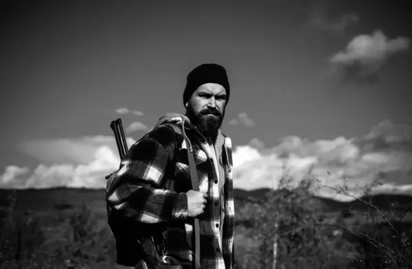 Hunter Avı Tüfeği Silahla Silah Tutan Ormanda Yürüyüş Sakallı Avcı — Stok fotoğraf