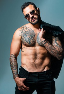 Moda ve seksi erkek model. Acımasız adam, yakışıklı erkek modelin ciddi yüzü, erkek gücü kavramı ve güçlü.