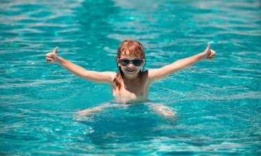 Çocuklar tropikal tatil köylerinde oynarlar. Aile plaj tatili. Yaz yüzme havuzunda bir çocuk. Çocuklar yüzmeyi öğrenir.