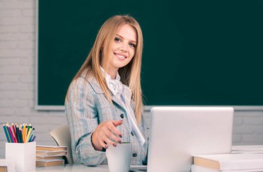 Lisede ya da üniversitede ders veren kız öğrenci. Lise konsepti eğitimi