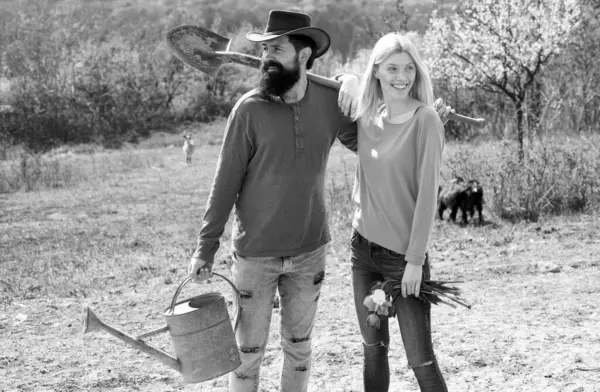 生活様式と家庭生活 エコリビング 農家と妻が畑に立っている 裏庭に2人の園芸家 農地での笑顔のカップル — ストック写真
