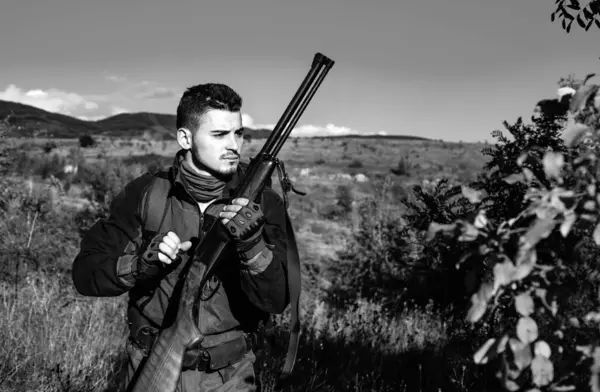 Hunter Pistolet Shotgun Polowanie Polowanie Jelenie Hunter Kamuflażu Ubrania Gotowe — Zdjęcie stockowe