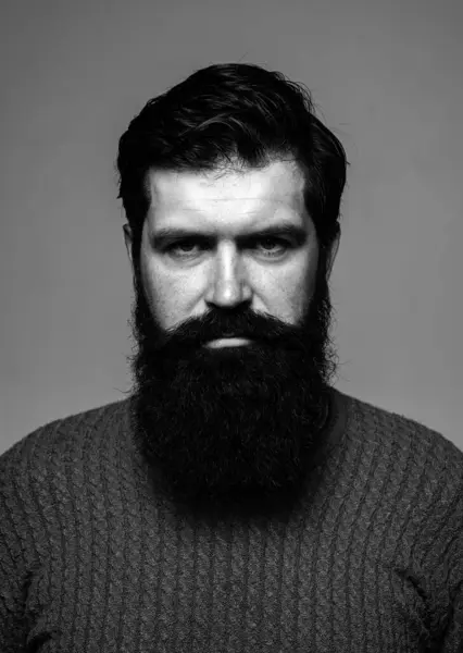 Porträt Eines Selbstbewussten Ernsthaften Mannes Mit Bart Und Schnurrbart Sieht — Stockfoto